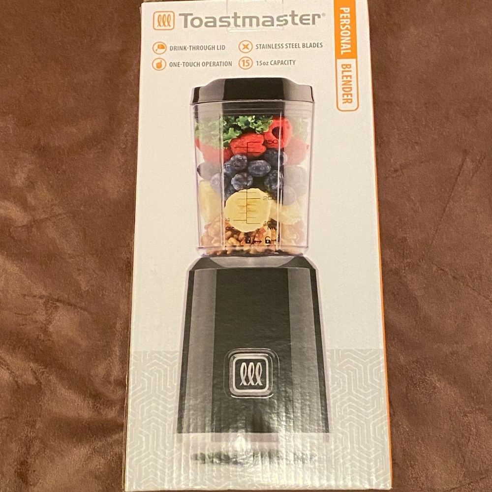 Toastmaster Personal Blender 15 ounce capacity with Drink Through Lid.  New